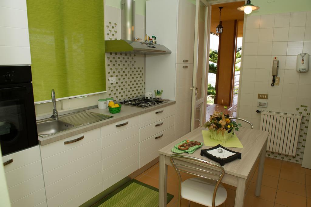 Lomarchi Holiday Home Карини Экстерьер фото