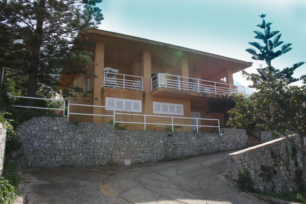 Lomarchi Holiday Home Карини Экстерьер фото